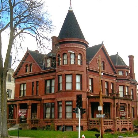 The Redstone Inn And Suites Dubuque Exterior foto